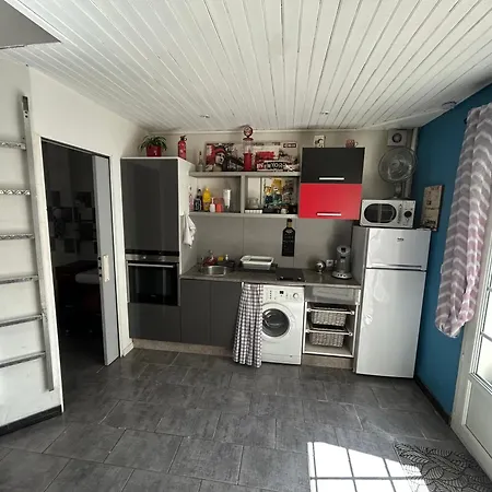 아파트 Beautiful With Courtyard, Parking And Optional 30e Per Day 아그