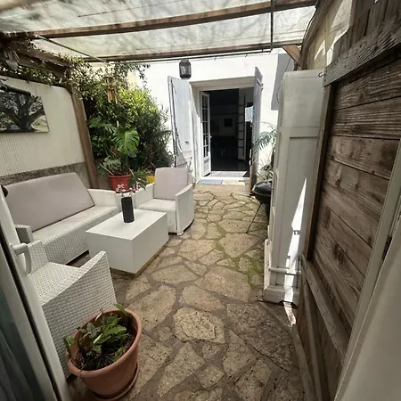 Beautiful With Courtyard, Parking And Optional 30e Per Day 아파트