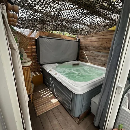 아파트 Beautiful With Courtyard, Parking And Optional 30e Per Day 아그