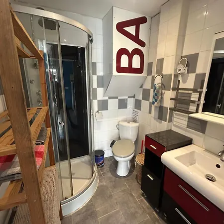 Beautiful With Courtyard, Parking And Optional 30e Per Day 아파트 *