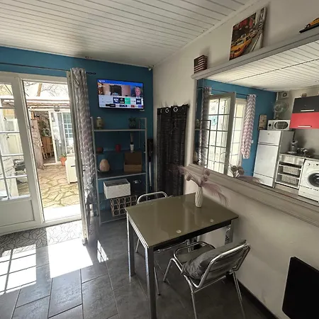 Beautiful With Courtyard, Parking And Optional 30e Per Day 아파트