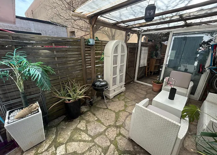 Beautiful With Courtyard, Parking And Optional Apartment Agde