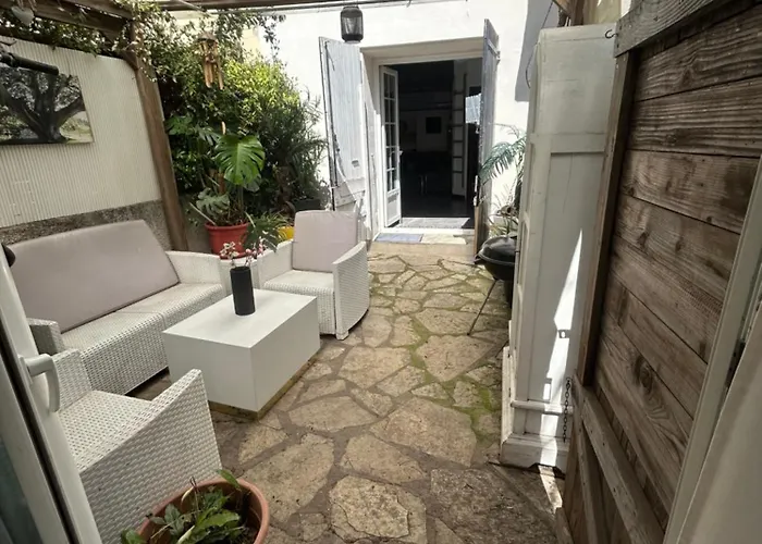 Beautiful With Courtyard, Parking And Optional Apartman