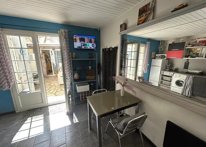 Beautiful With Courtyard, Parking And Optional Apartman