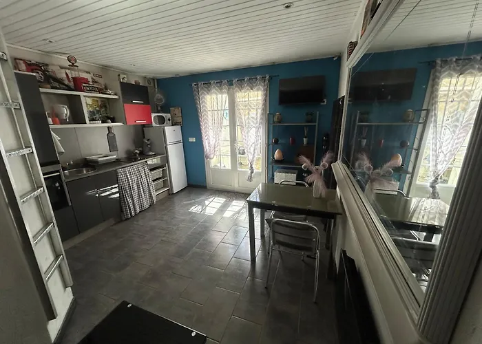 Beautiful With Courtyard, Parking And Optional * Agde