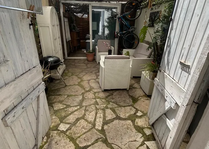 Beautiful With Courtyard, Parking And Optional Agde